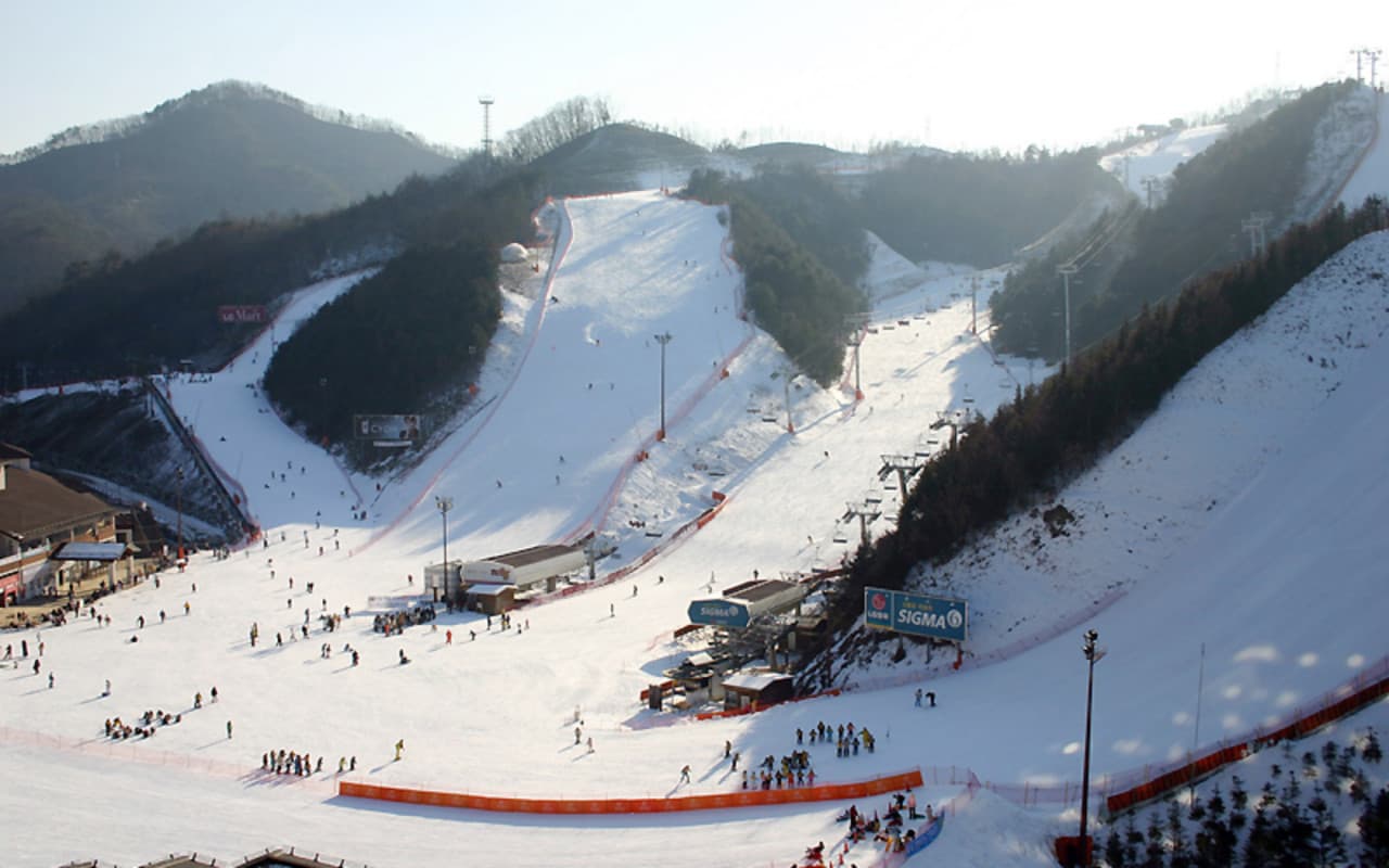 Elysian Gangchon Ski Resort and Eobi Ice Valley Full-Day Tour from Seoul - image 7