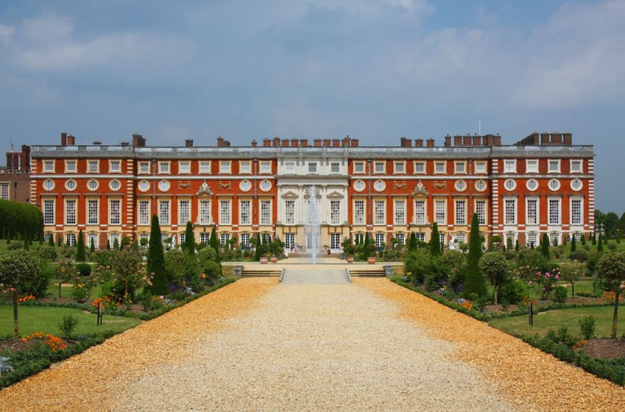 Hampton Court Palace, Windsor Castle, and London Sightseeing Tour - image 12