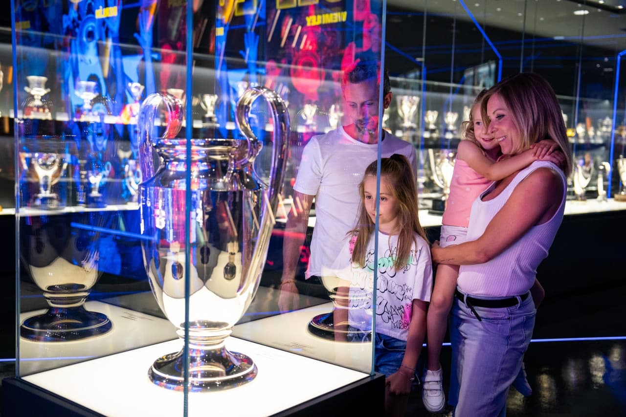 FC Barcelona Museum Guided Tour - image 10