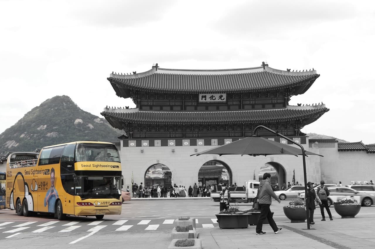Dongdaemun Hop-on Hop-off Bus Tour by Yellow Balloon City Bus - main image