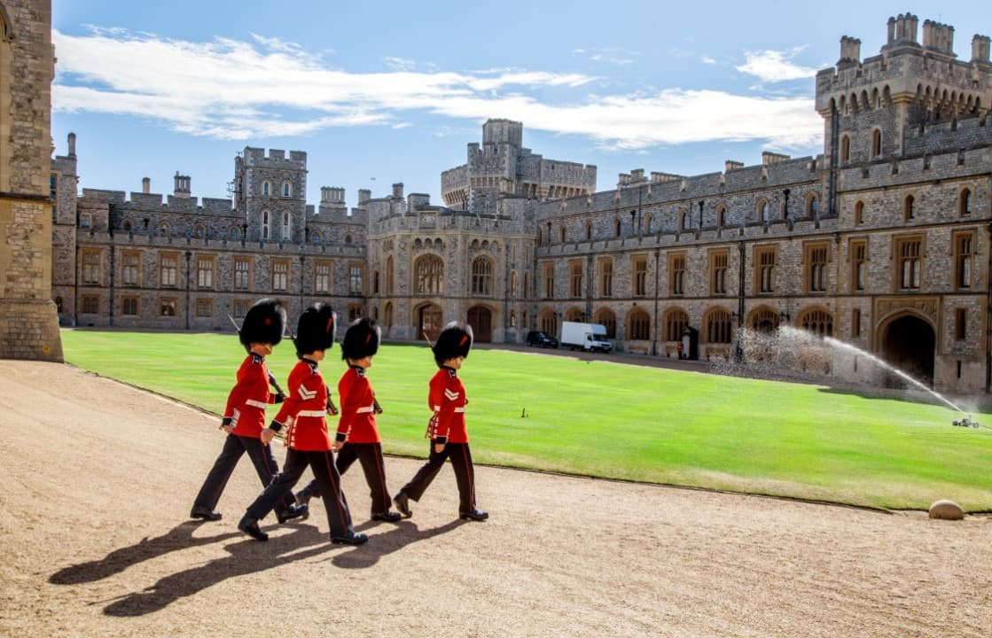 Windsor Castle, Stonehenge and Bath Tour with Lunch in Lacock - imagen principal