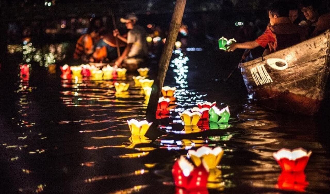 Paseo nocturno en barco por el río Hoai con experiencia de linternas - imagen 2