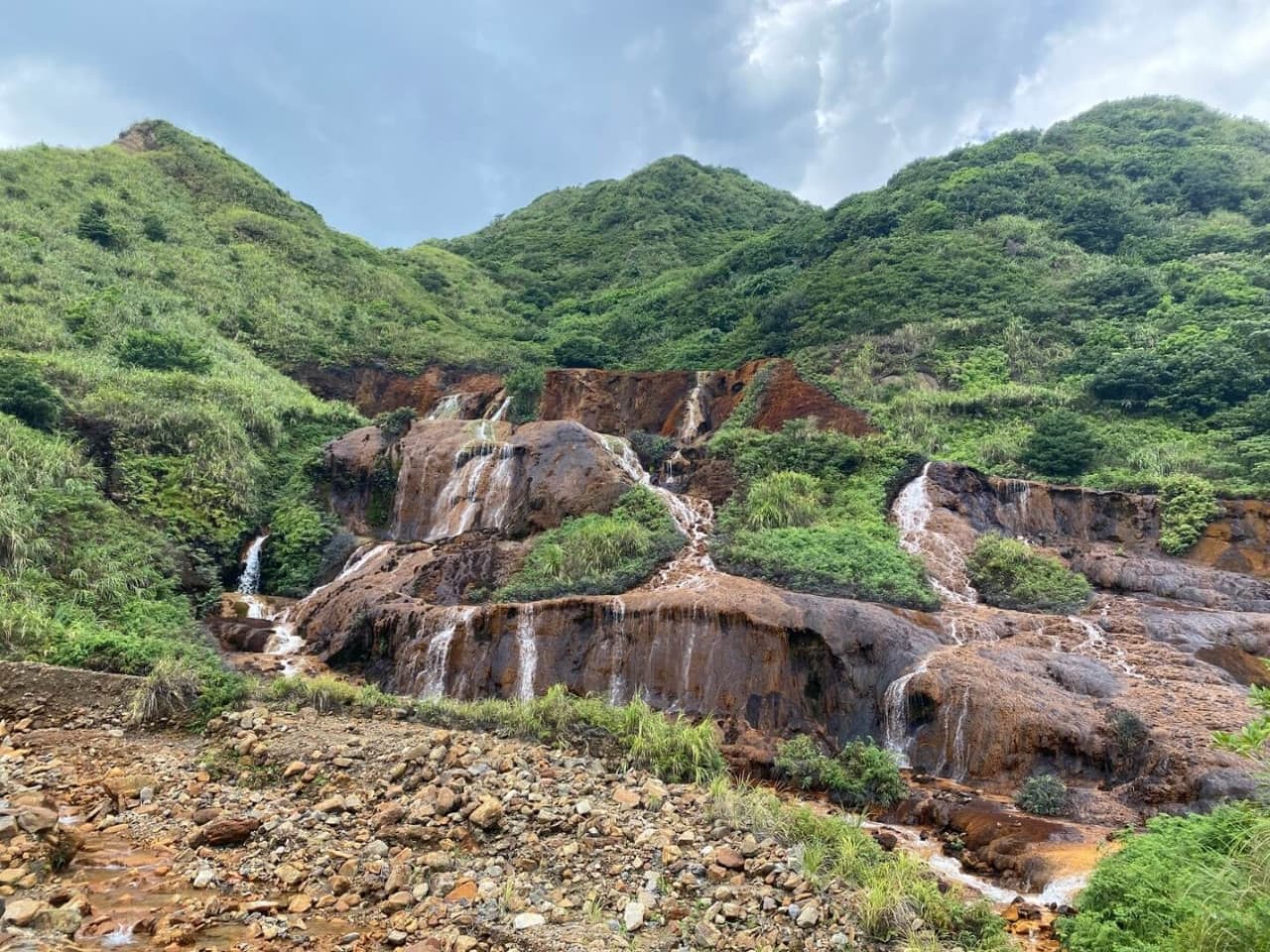 Jiufen Night Tour from Taipei: Jiufen Old Street, ShueiNanDong Golden Waterfall, Baoshishan Lookout - imagen 5