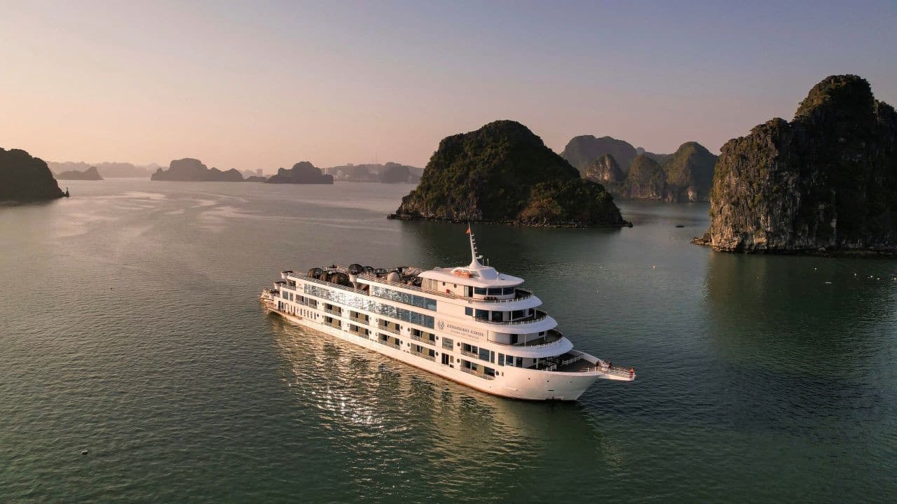 Crucero premium por la bahía de Halong a bordo de Ambassador Cruise - imagen principal