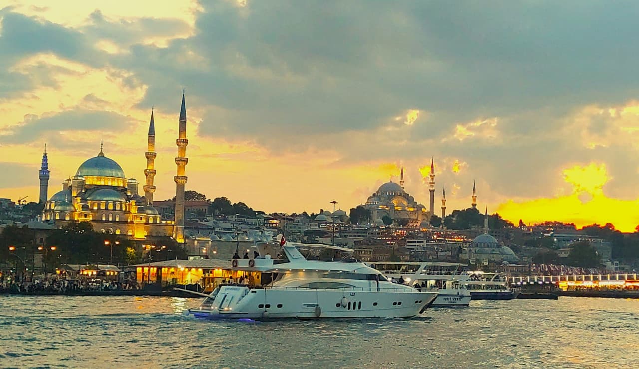 Bosphorus Sightseeing Cruise on a Luxury Yacht - image 4