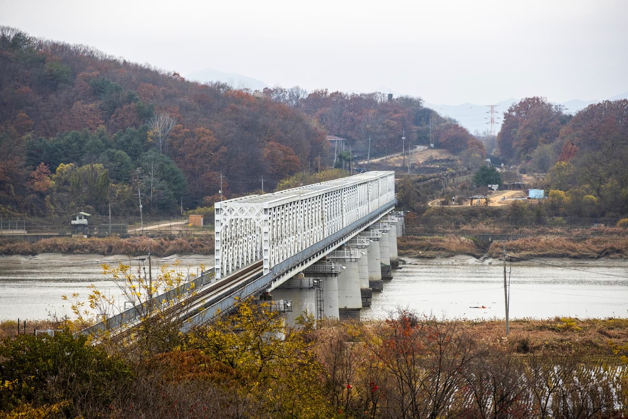 [명동역, 시청역, 홍대입구역 출발] DMZ 투어 - 제3땅굴/곤돌라/감악산 출렁다리/북한 탈북민 세션/그리브스 갤러리 택 - 대표 이미지