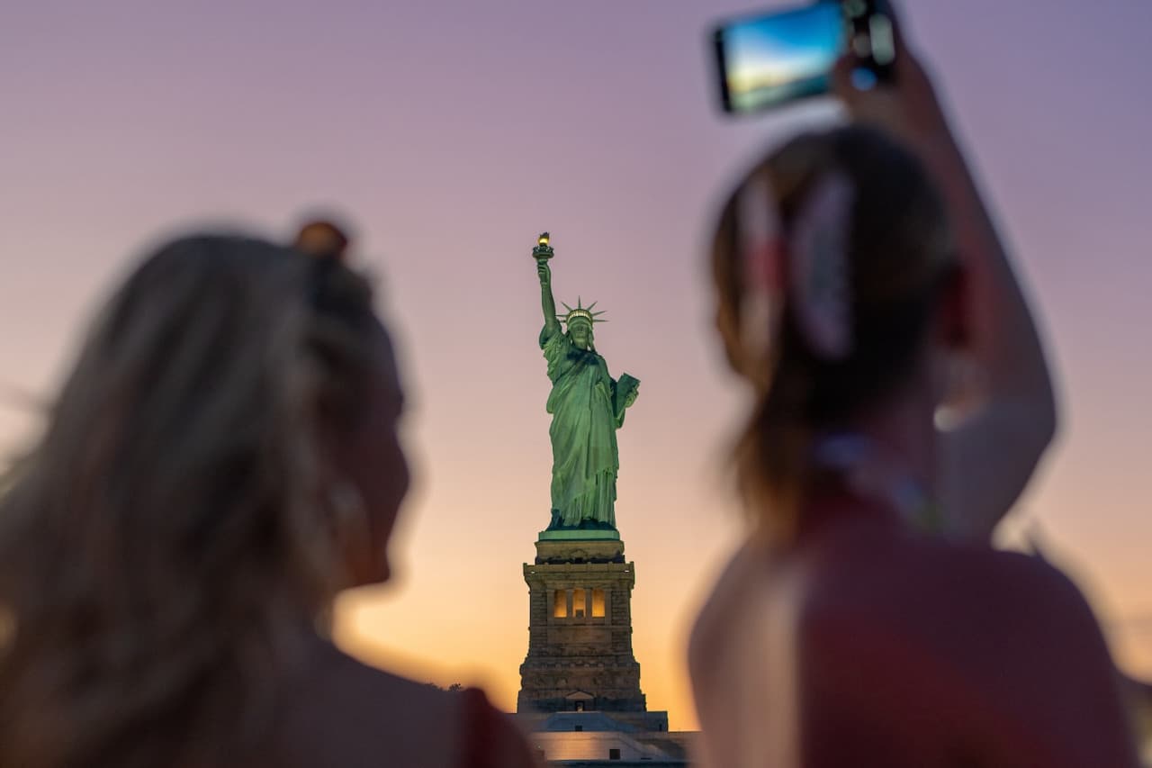 Circle Line "NYC Harbor Lights" Evening Cruise (2 hours): Reserved Straight-to-Board Ticket - image 3