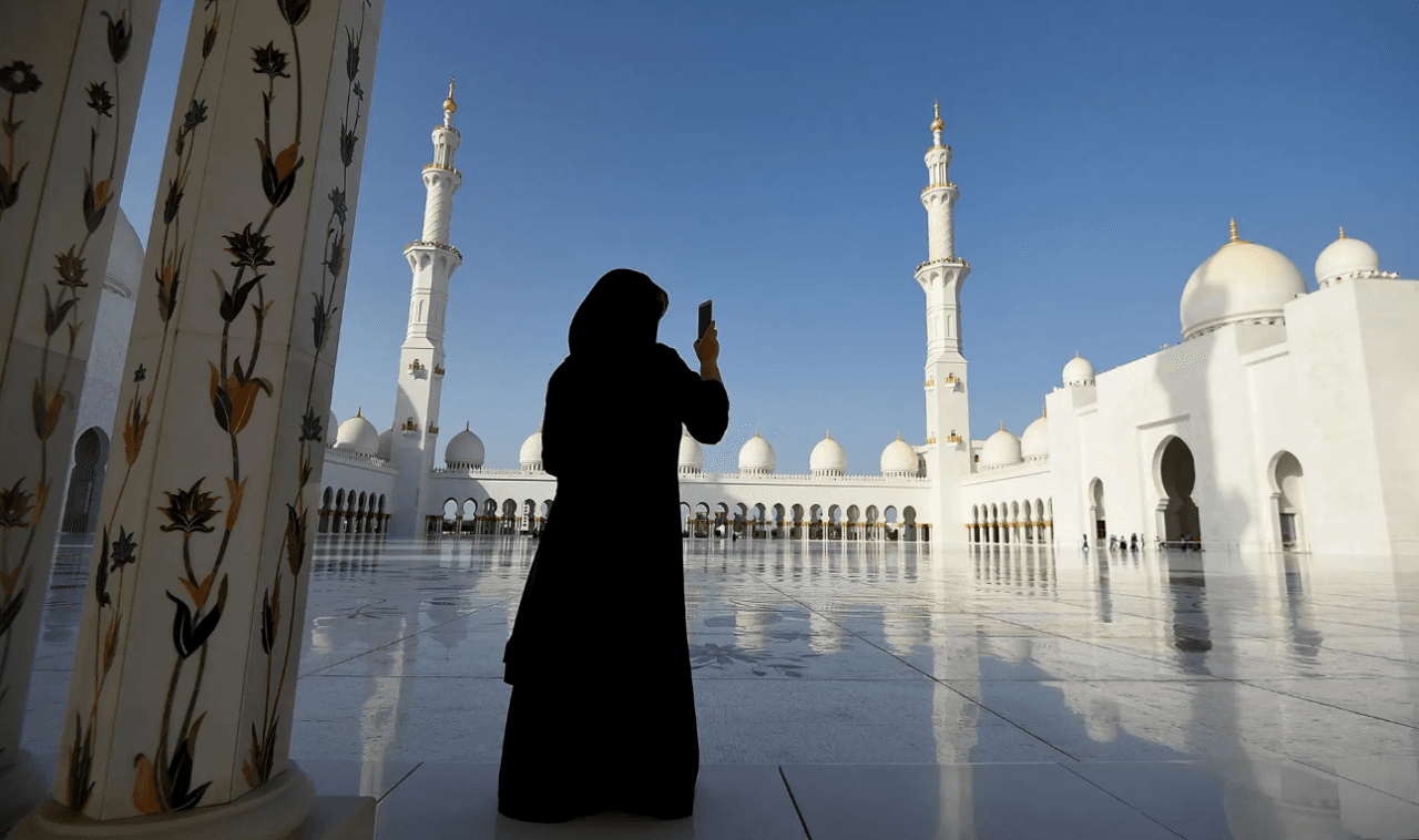 Abu Dhabi Full-Day Tour from Dubai: Sheikh Zayed Mosque, Emirates Palace, Corniche - image 2