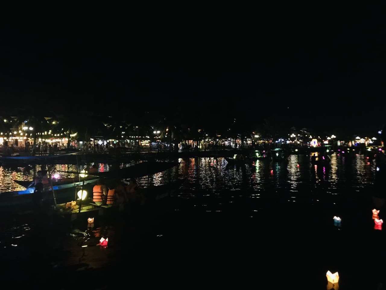 Hoai River Evening Boat Ride with Lantern Experience - image 7