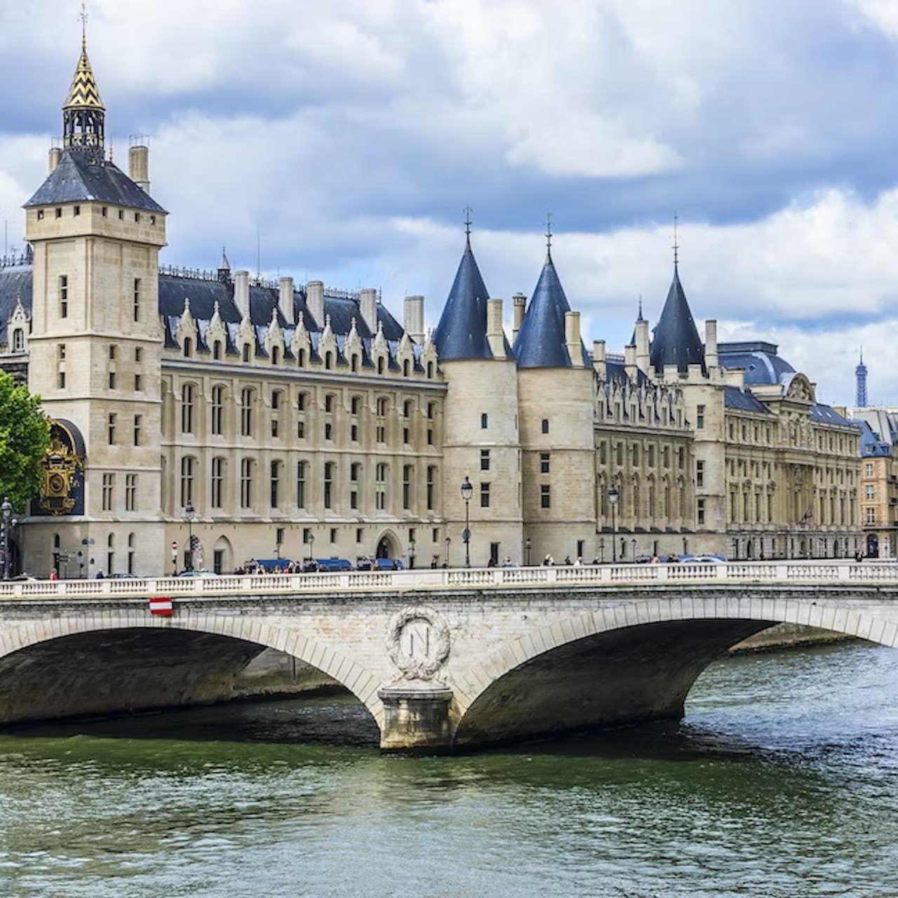 Conciergerie: Priority Entrance - image 3
