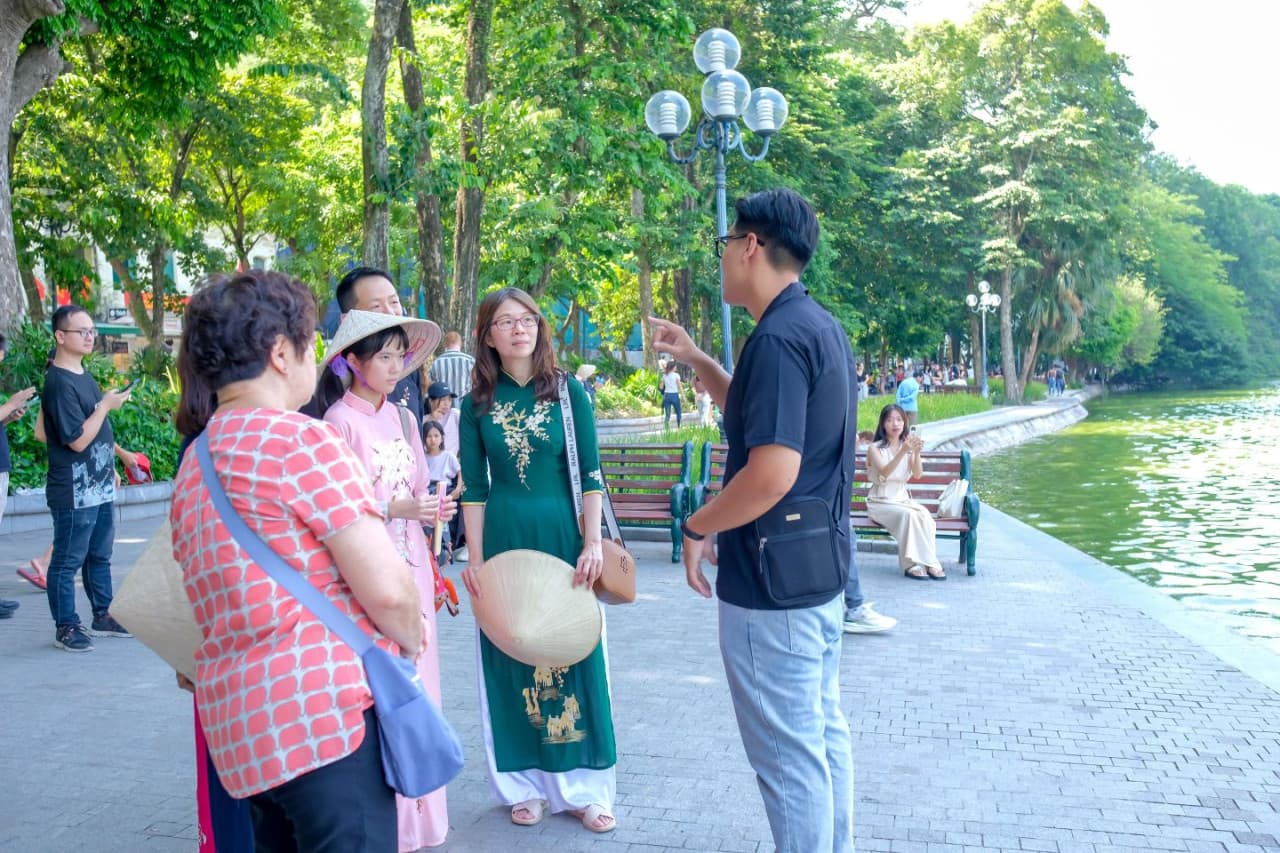 Hanoi Instagram Tour: Ceramic Mosaic Mural, Sword Lake, Long Bien Bridge - image 7