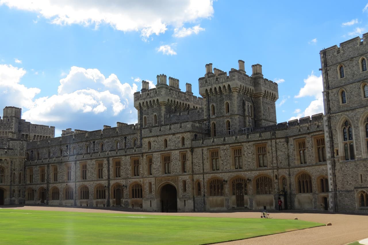 Windsor Castle, Stonehenge and Bath Tour with Lunch in Lacock - imagen 4