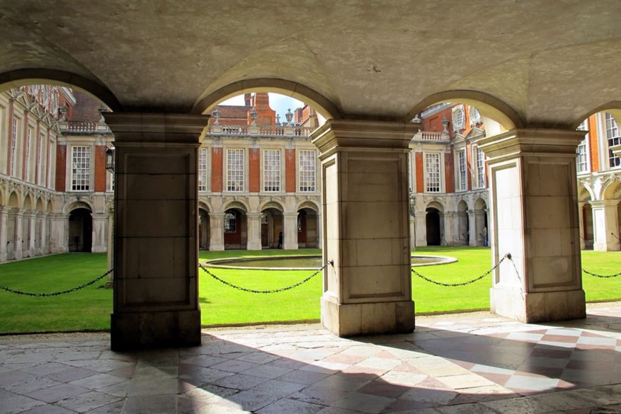 Hampton Court Palace, Windsor Castle, and London Sightseeing Tour - image 13