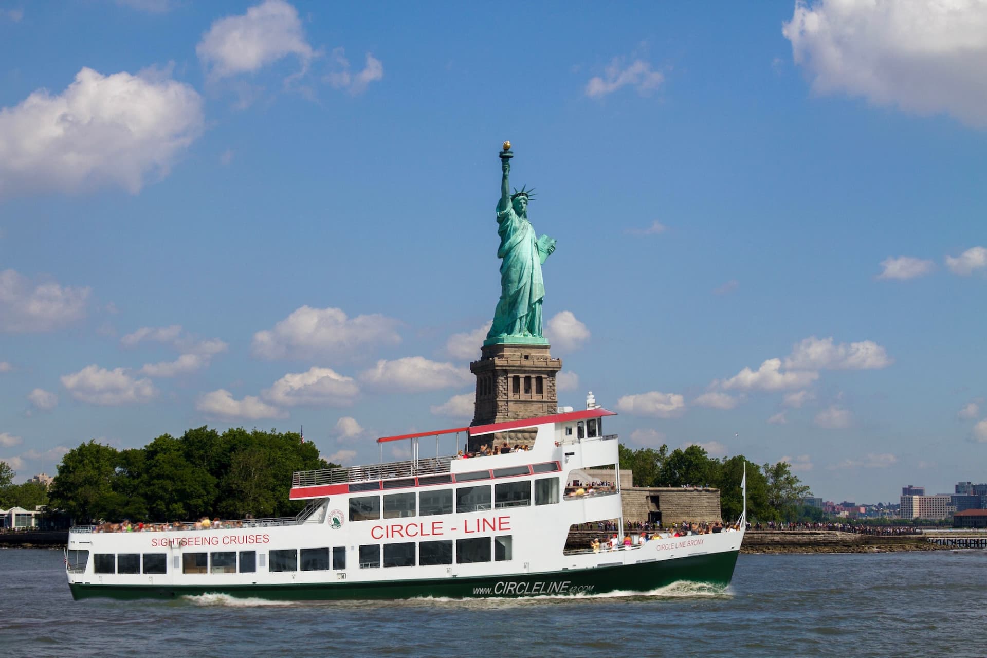 Circle Line "NYC Landmarks" Sightseeing Cruise (1.5 hours): Reserved Straight-to-Board Ticket - image 2