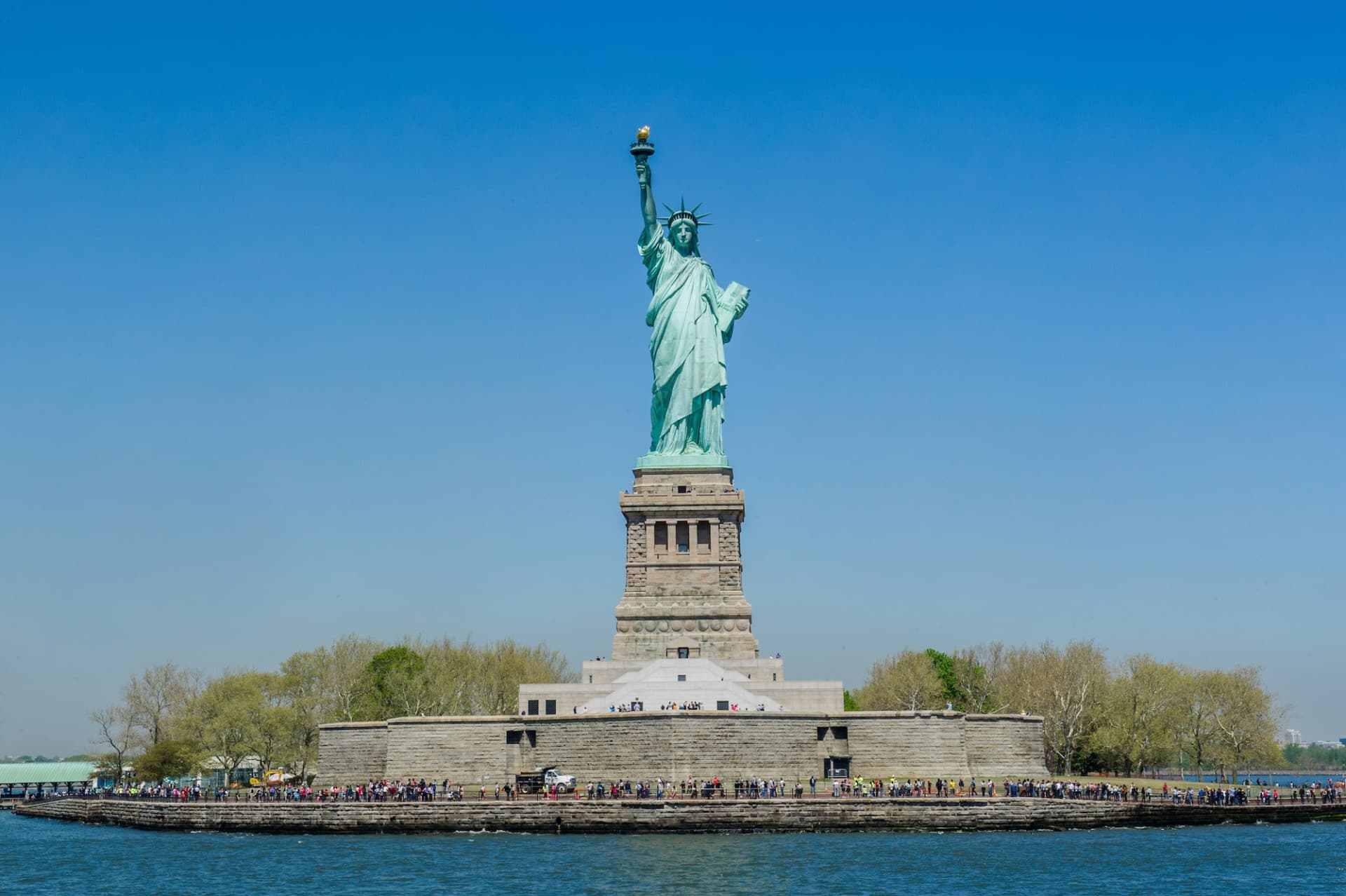 Circle Line "NYC Landmarks" Sightseeing Cruise (1.5 hours): Reserved Straight-to-Board Ticket - image 9