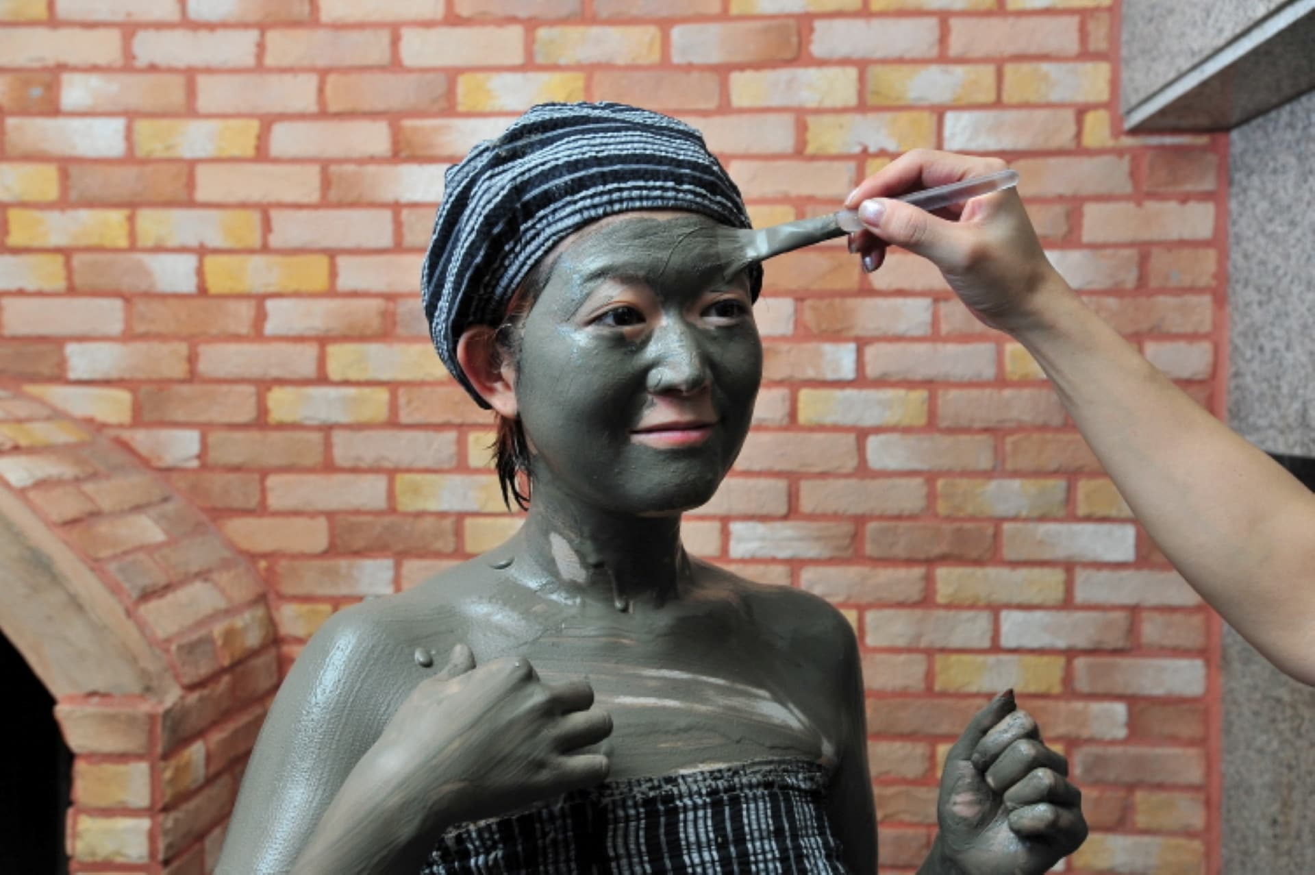 Myeongdong Hana Mud Massage Sauna Experience - image 2