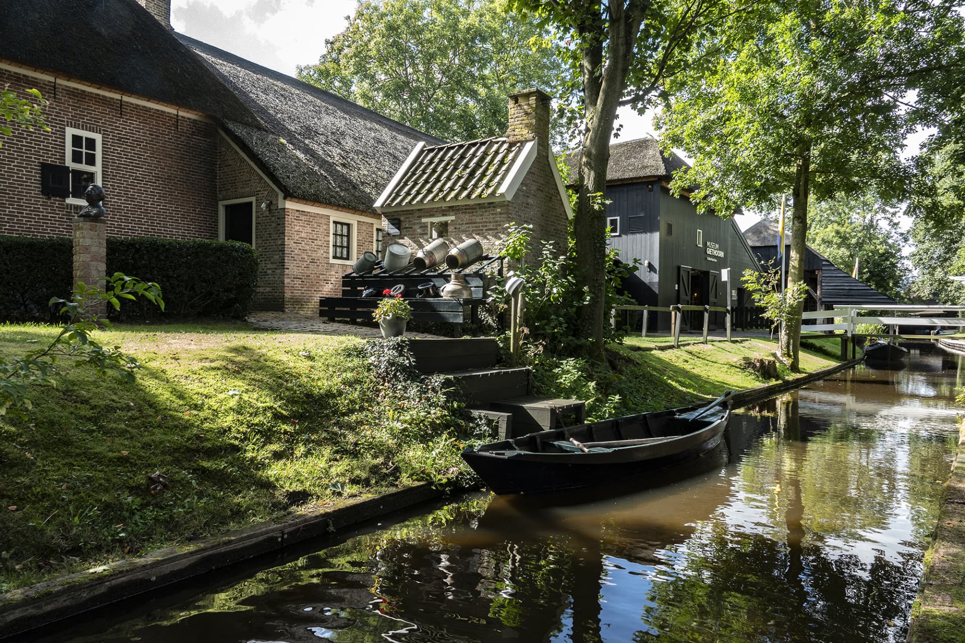 Giethoorn Full-Day Tour from Amsterdam with Canal Cruise and Self-Guided Walking Tour - image 9