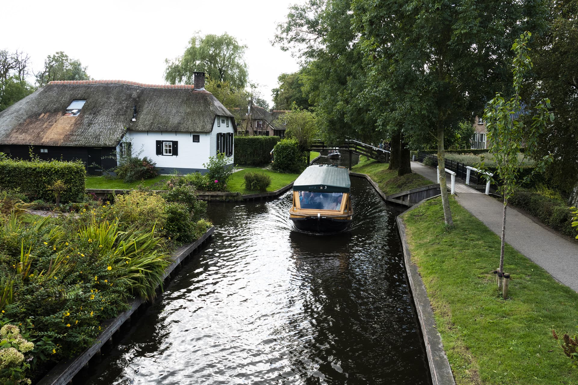 Tour de día completo a Giethoorn desde Ámsterdam con crucero por los canales y tour a pie autoguiado - imagen 5