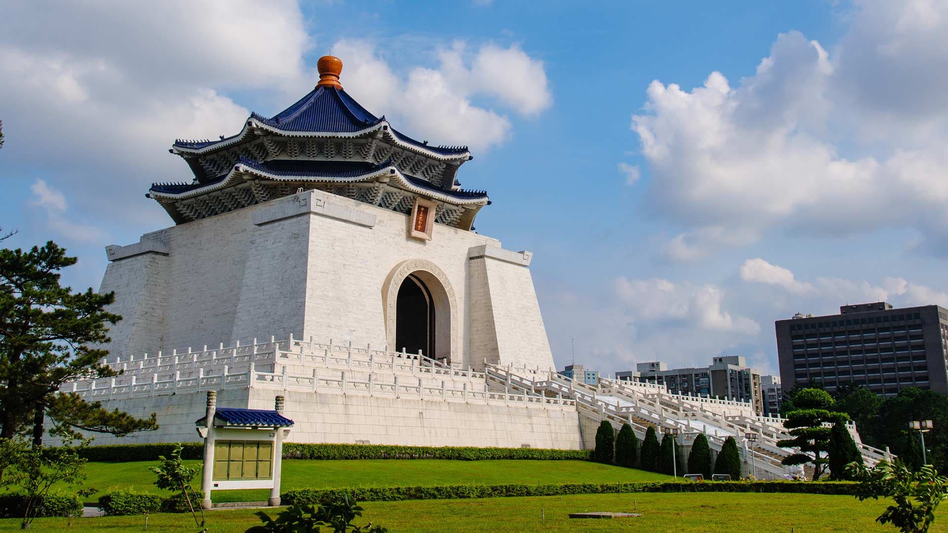 Taipei City Tour with National Palace Museum - main image