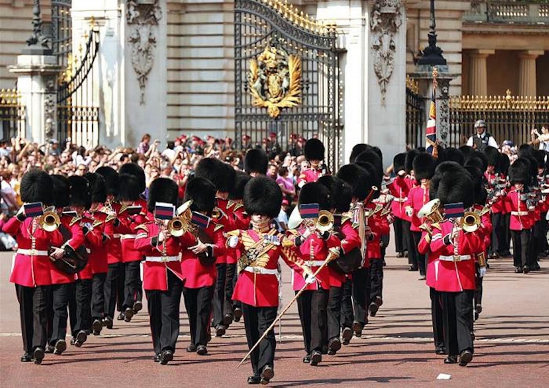St. Paul's Cathedral, Changing of the Guard, and London Sightseeing Tour - image 2