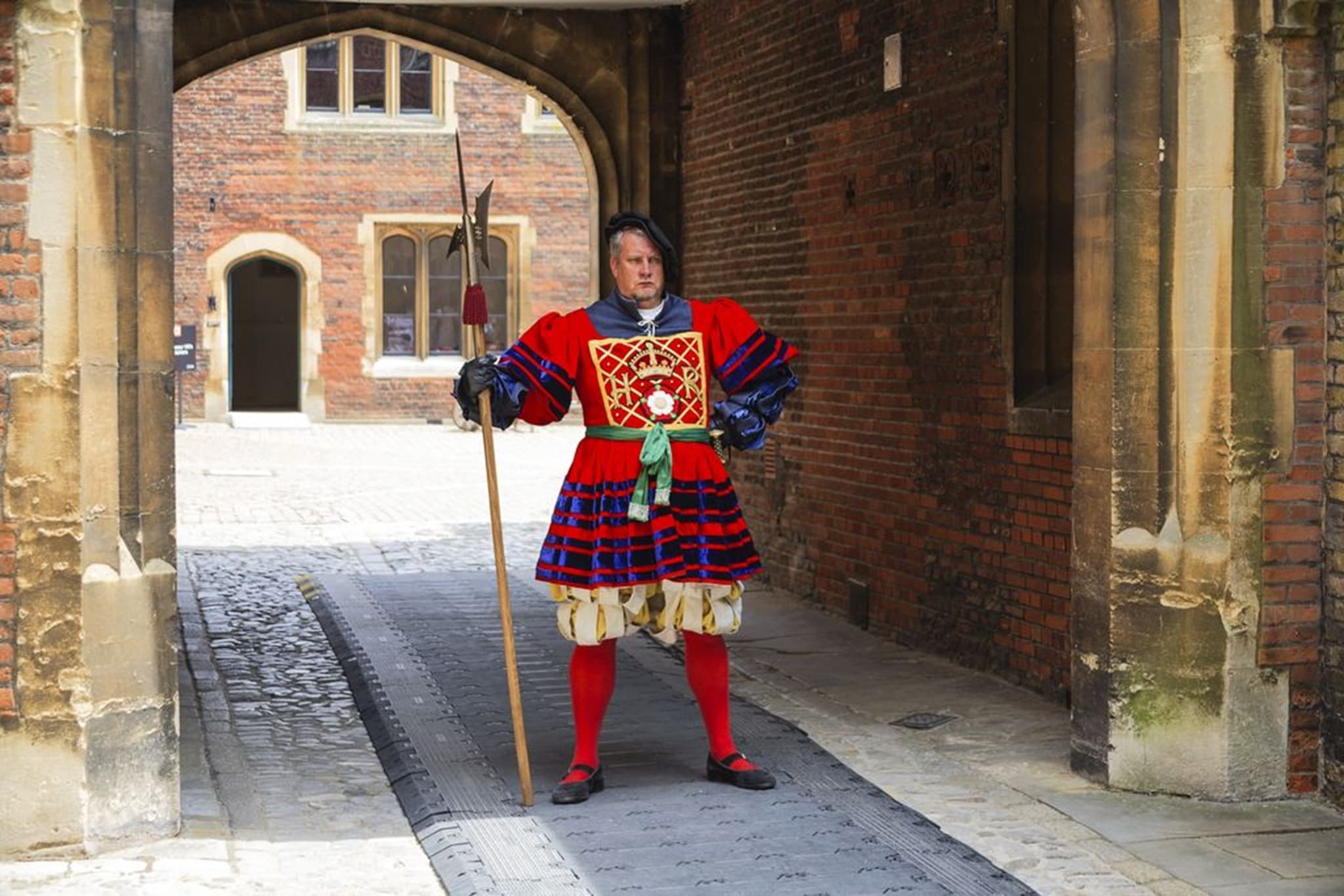 Hampton Court Palace, Windsor Castle, and London Sightseeing Tour - image 8