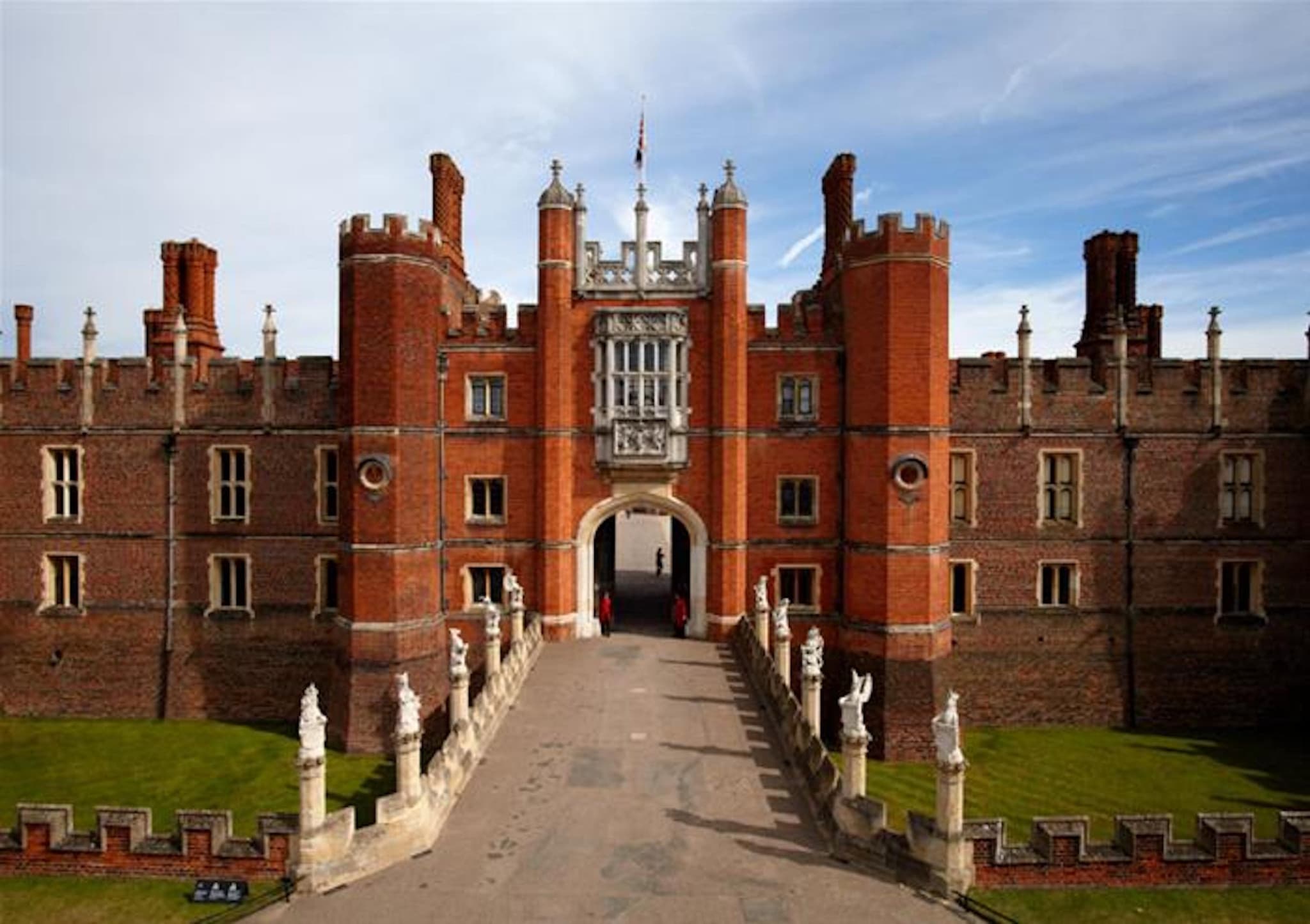 Hampton Court Palace, Windsor Castle, and London Sightseeing Tour - image 3