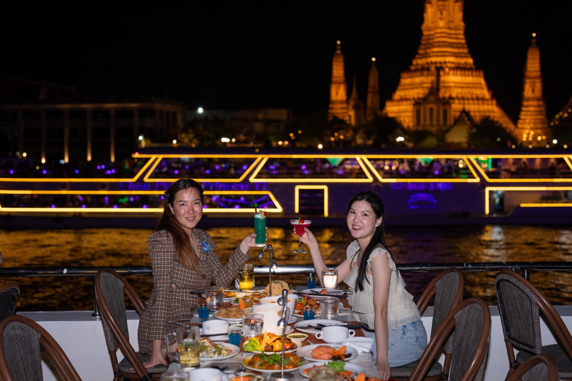 Chao Phraya River Dinner Cruise aboard The Planet Cruise - image 9