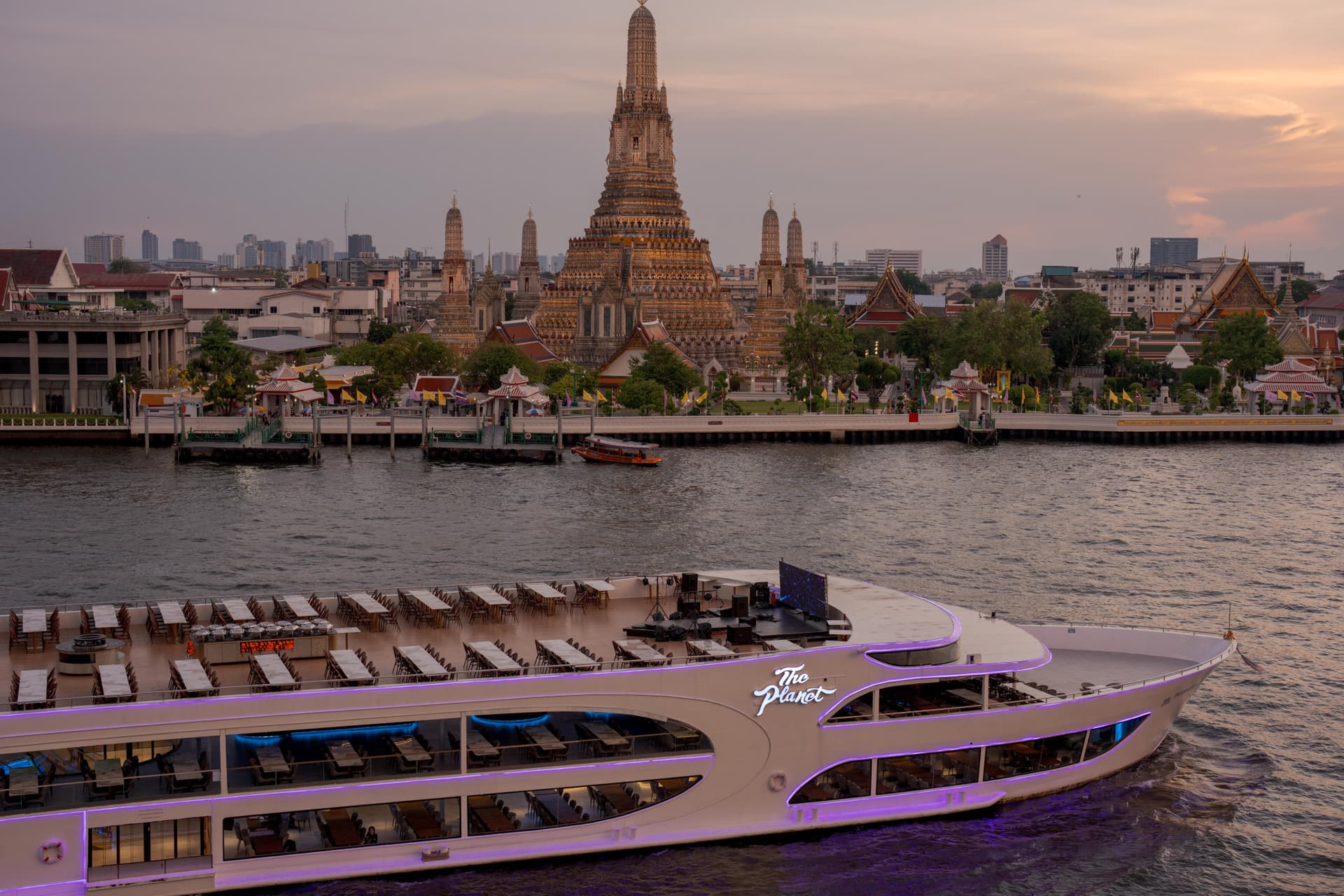 Chao Phraya River Dinner Cruise aboard The Planet Cruise - image 5