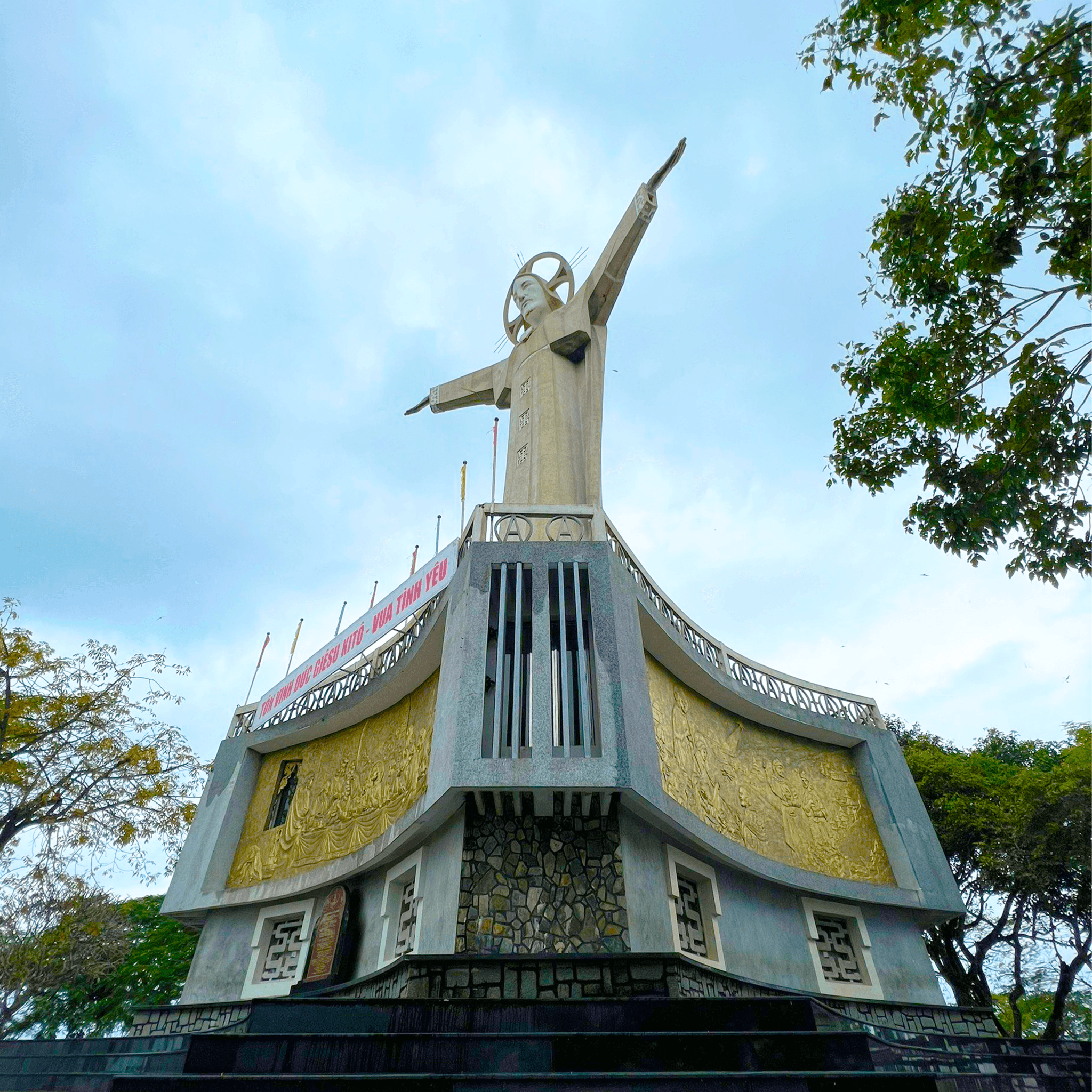 Vung Tau Full-Day Tour from Ho Chi Minh: Thuy Van Beach, Jesus Christ Statue, Thang Tam Temple - image 7